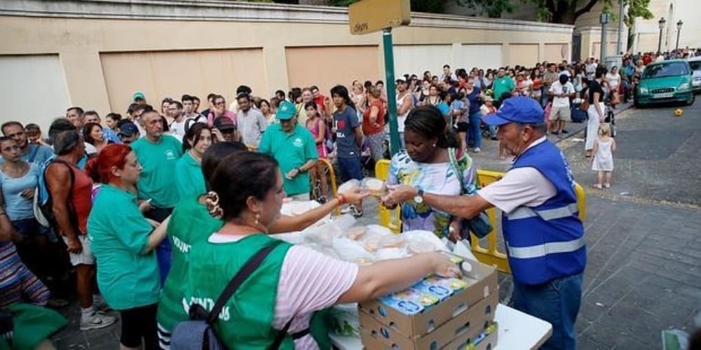 Valencia colas comida banco alimentos