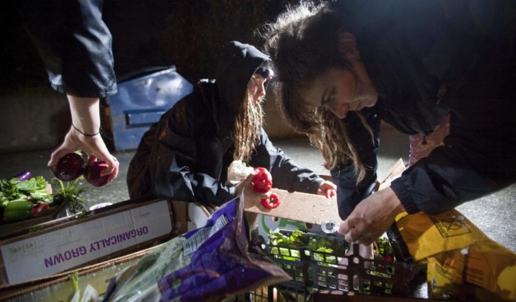 España crisis jóvenes pobreza basura