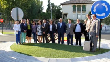 Políticos españoles inaugurando rotonda