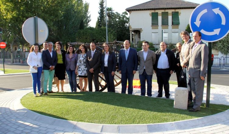 Políticos españoles inaugurando rotonda