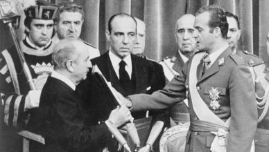 Juan Carlos I jurando en las Cortes