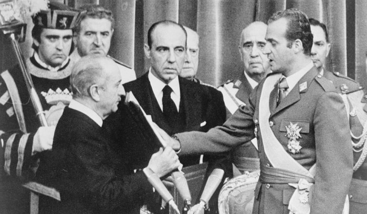 Juan Carlos I jurando en las Cortes