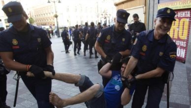 Policía desalojo de vivienda