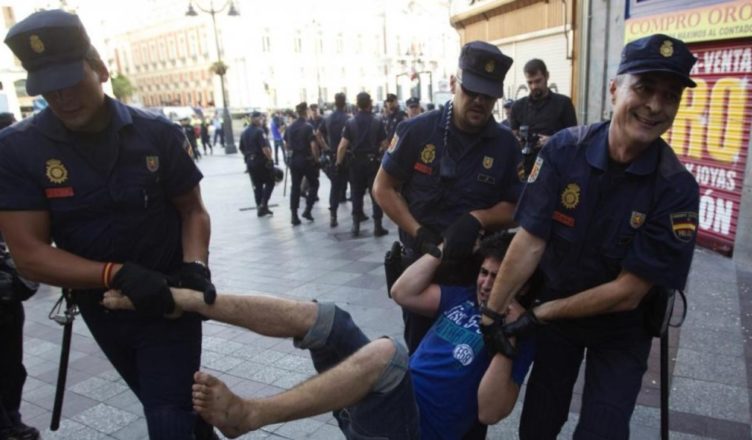 Policía desalojo de vivienda