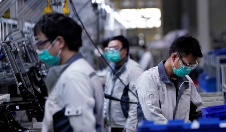 China - Trabajadores en una fábrica