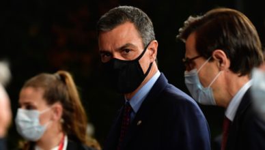 Pedro Sánchez con mascarilla