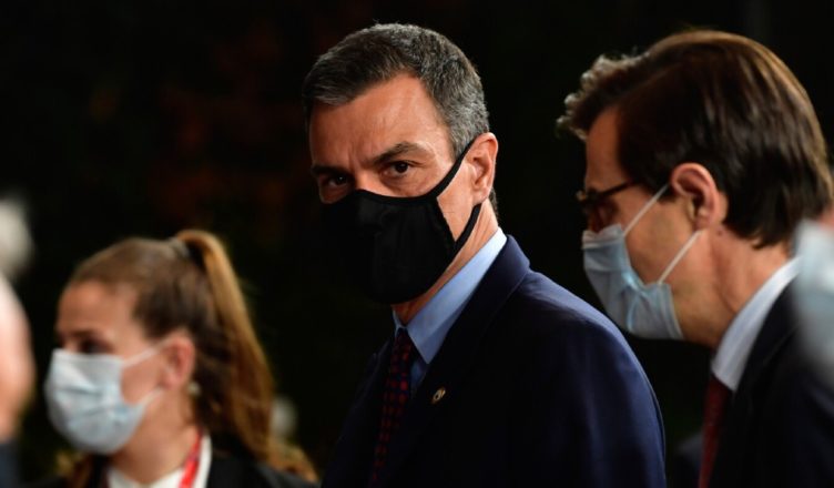 Pedro Sánchez con mascarilla