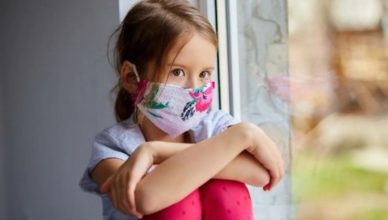 Niña con mascarilla
