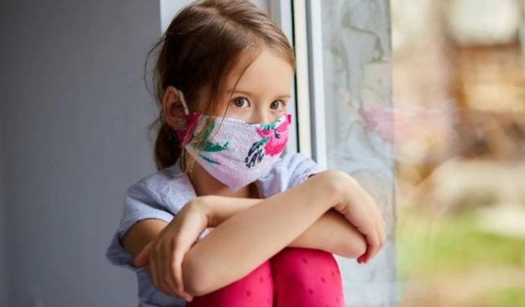 Niña con mascarilla