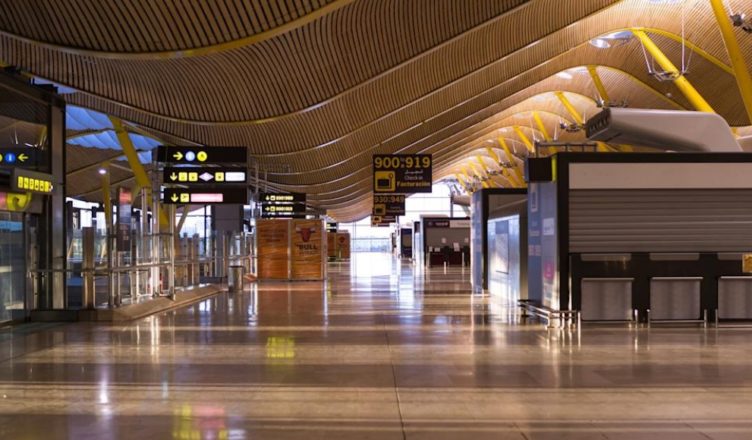España turismo aeropuerto vacío