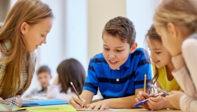 Alumnos trabajando en clase - colegio - escuela