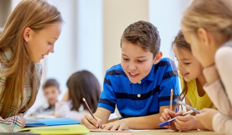 Alumnos trabajando en clase - colegio - escuela