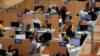 Funcionarios Hacienda cubículos