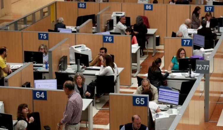 Funcionarios Hacienda cubículos