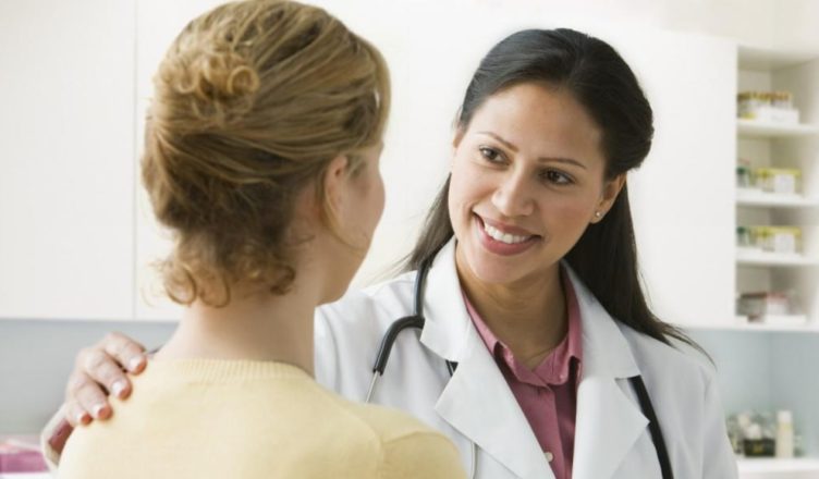 Médico mujer doctora