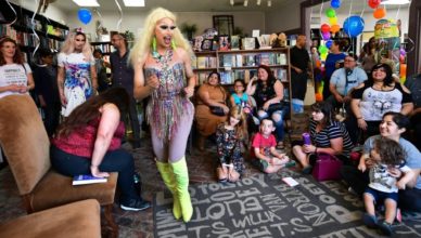 Travestido normalizando la perversión de menores