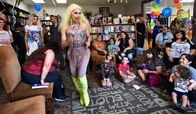 Travestido normalizando la perversión de menores